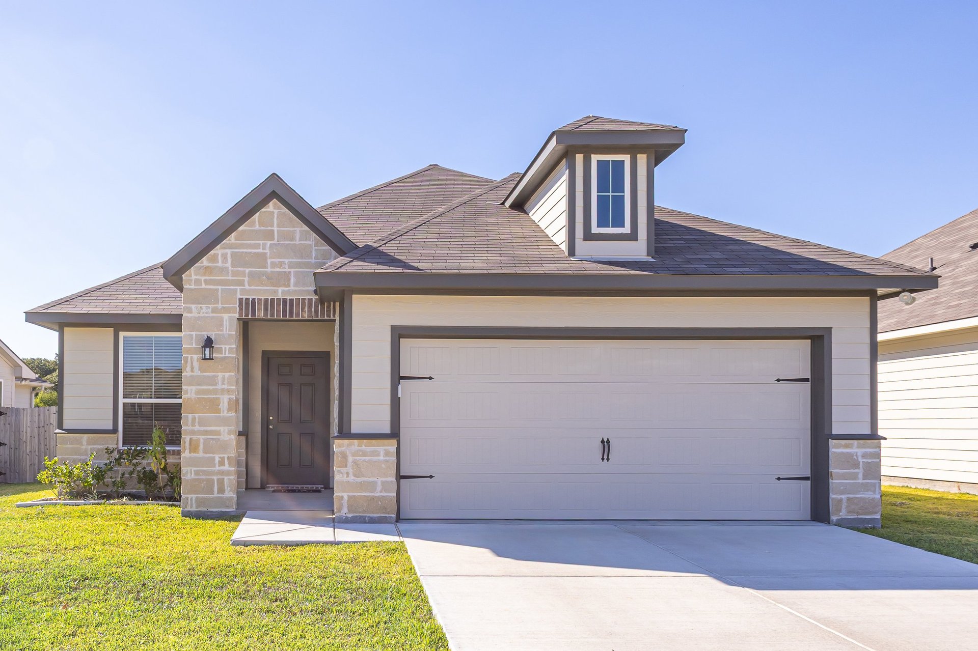 Charming traditional single-family suburban house with a double garage and large garden in a quiet residential neighborhood